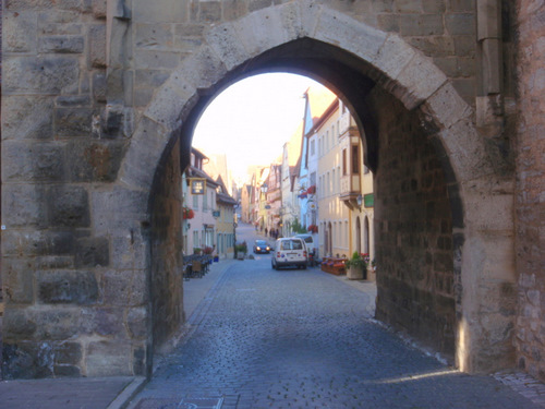 Gate for motored vehicles.